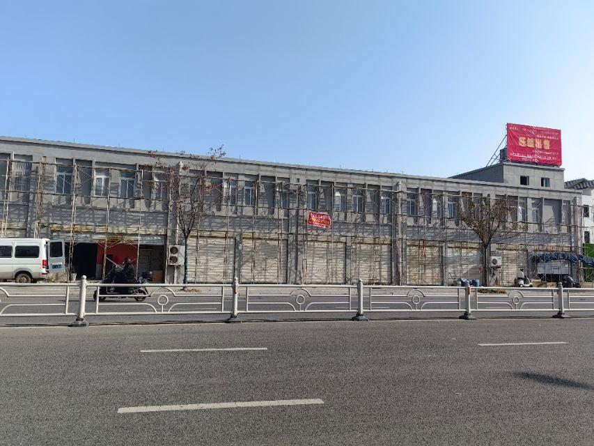 出售水产批发大市场新车站南12间一排门市房，四桥向南主干道